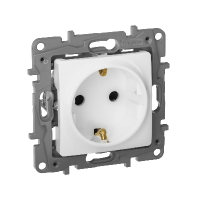 ETIKA Розетка с заземлением со шторками белая